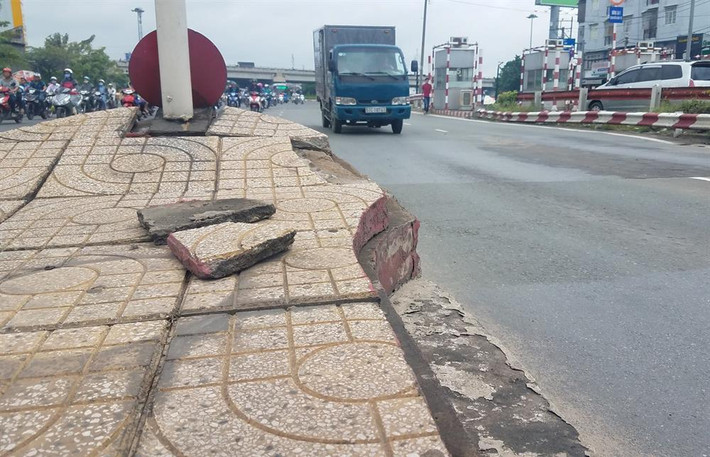 Hiện tại, ôtô đi qua đây vẫn phóng tốc độ khá cao, dải phân cách trở thành vật cản trên đường.