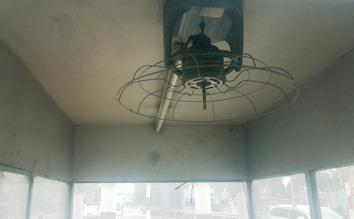 Quạt gió trong trạm thu phí hư hỏng, bám đầy bụi.