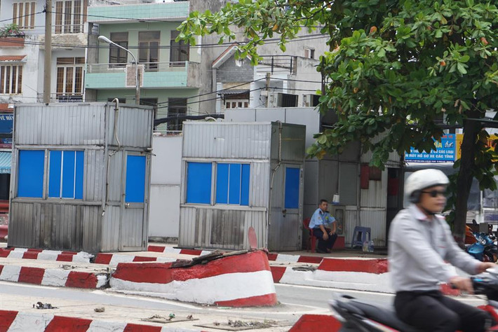 Trạm thu phí Bình Triệu chỉ còn thấy bóng dáng của một nhân viên bảo vệ.