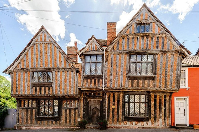 Tên thực tế ngôi nhà của cậu bé phù thủy Harry Potter là “Nhà De Vere”, tọa lạc tại Lavenham, một ngôi làng ở Suffolk, Anh.