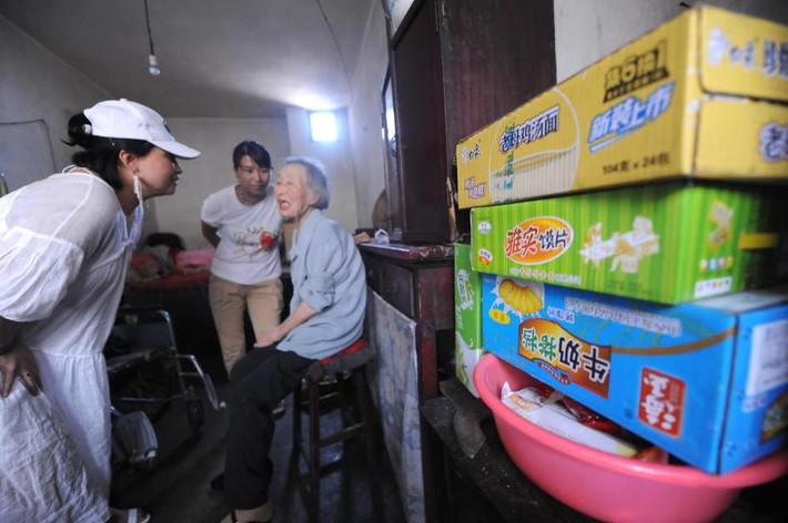 Ngày qua ngày, bà Vân Nhi vẫn năn nỉ những người tốt bụng tìm hai cô con gái nuôi bất hiếu của bà, để họ đoạn tuyệt quan hệ thân thích, để bà được vào viện dưỡng lão sống nốt những ngày còn lại. Hy vọng hai người con gái nuôi vô lương tâm, bất hiếu tên Chân Chân và Tú Tú có thấy được tin tức, nếu còn chút lương tâm thì hãy quay về đoạn tuyệt quan hệ với mẹ già đau yếu, để bà được vào viện dưỡng lão.