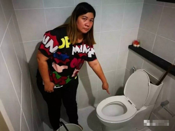 Cách đây không lâu, tại khu vực Taling Chan, thủ đô Bangkok, Thái Lan, cô Phanarat Chaiboon, 42 tuổi cũng bị trăn khổng lồ tấn công, cắn vào mông khi đi vệ sinh trong chính ngôi nhà của mình. (Nguồn Sina)