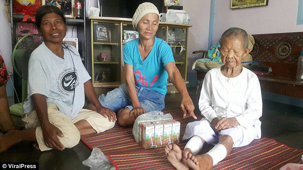 Được biết, con trăn dường như đã nấp sẵn ở nhà vệ sinh và chỉ đợi có người mở cửa là xông ra tập kích. Khi ni cô Frail Chin Darachan sử dụng nhà vệ sinh, bà đã bị con trăn khổng lồ tấn công, cắn thẳng vào chân. (Nguồn Regional)
