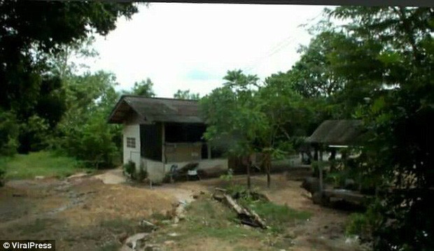Trong ảnh là khu vực nhà vệ sinh, nơi con trăn khổng lồ ẩn nấp và tấn công vị sư cô lớn tuổi. Theo đo đạc, con trăn dài tới 8m trong khi vị ni cô Frail Chin Darachan chỉ cao có 1,2m. Nếu không được cứu giúp kịp thời, chắc chắn ni cô không thể thoát khỏi bị trăn khổng lồ nuốt chửng. (Nguồn Regional)