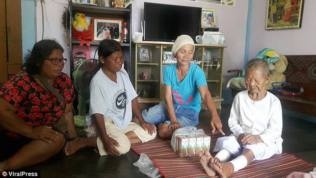 Nghe thấy tiếng ni cô la hét, nhiều vị sư trong chùa đã chạy ra để xem xét tình hình. Sau giây phút giật mình hoảng sợ, họ dùng gậy gộc, kẹp kéo để buộc con trăn phải buông bỏ ni cô. (Nguồn Regional)
