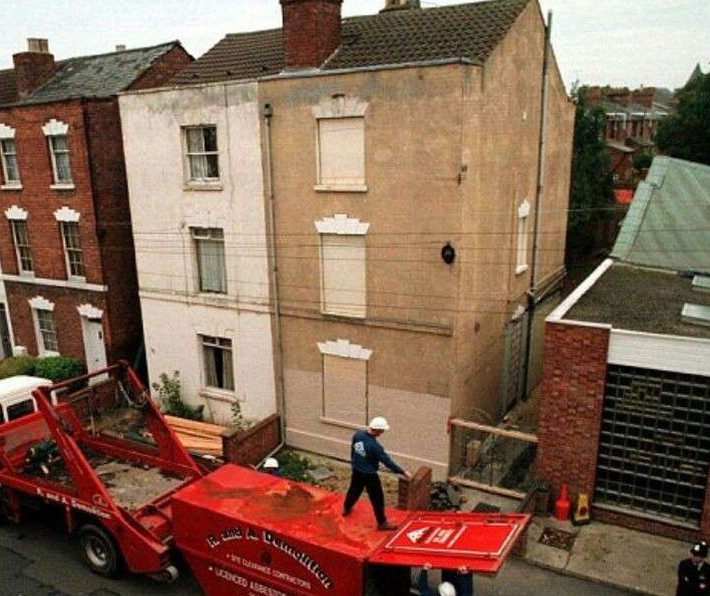 Sốc nặng trước sự thật, cảnh sát tiếp tục tìm kiếm. Cuối cùng, họ phát hiện được tổng cộng 12 thi thể. Những phụ nữ này bao gồm người vợ đầu của Fred, cô hàng xóm, nữ sinh viên bị mất tích... Tất cả họ trước khi chết đều bị cưỡng hiếp, ngược đãi, tra tấn, đánh đập vô cùng thảm khốc. Sau khi chết, họ bị chôn qua loa dưới đất, ngay trong sân nhà của cặp vợ chồng sát thủ.