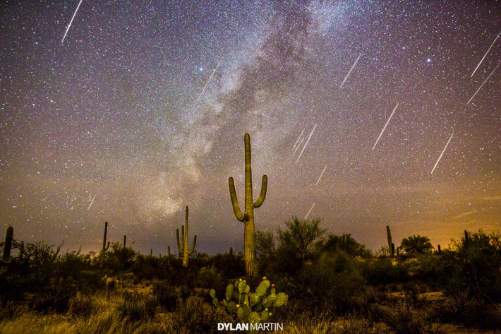 Mưa sao băng Perseids được tạo ra bởi những bụi còn sót lại của sao chổi Swift-Tuttle khi đi ngang Trái Đất và làm rơi rớt lại. Theo tìm hiểu, mưa sao băng Perseids diễn ra từ 17/7-24/8 hàng năm, và năm nay, nó sẽ đạt cực đại vào đêm 12 rạng sáng ngày 13/8. (Ảnh EarthSky)
