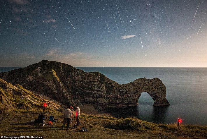 Các nhiếp ảnh gia đang tác nghiệp trên bờ biển Jurassic gần Lulworth, Dorset. (Ảnh Dailymail)
