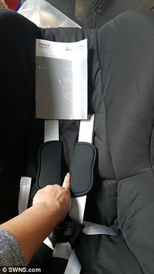 Lúc đầu, Nicola và chồng nghĩ rằng Max không phù hợp với chiếc ghế. Tuy nhiên khi Max càng ngày càng có dấu hiệu ốm yếu và phản kháng dữ dội, họ tìm đến sự giúp đỡ y tế, xem có phải Max dị ứng với thứ gì trên xe ô tô hay không. Thế nhưng các bác sĩ nói rằng Max quá nhỏ, họ thực sự không có biện pháp nào, cha mẹ của cậu bé không thể làm gì khác là tiếp tục nhẫn nại. (Nguồn Dailymail)
