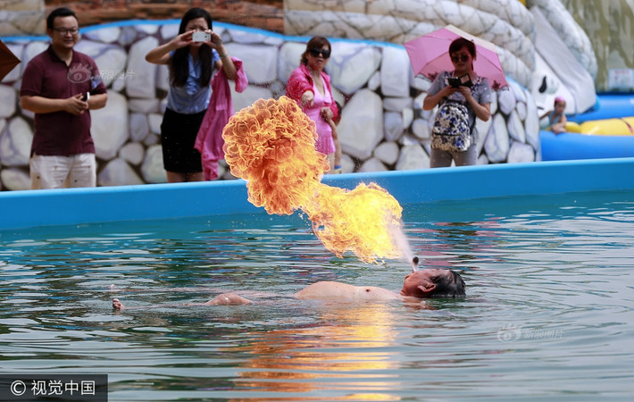 Tại Vũ Hán, Hồ Bắc, Trung Quốc, nghệ nhân dân gian Tô Truyện Đông đang biểu diễn kỹ thuật siêu việt, vừa bơi vừa thổi ra lửa. Được biết, nghệ nhân này đã 72 tuổi nhưng vẫn biểu diễn những tuyệt kỹ có độ nguy hiểm rất cao như thế này. (Nguồn Sina)