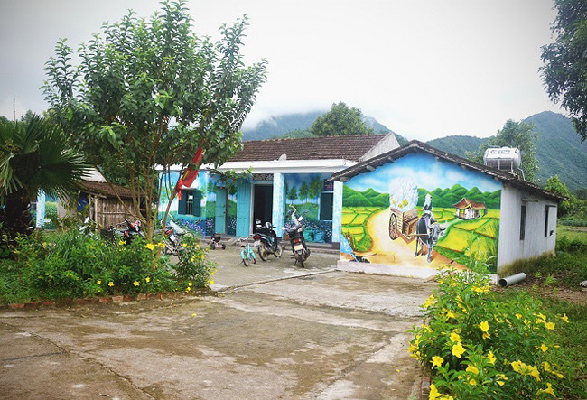 Cách trung tâm thành phố Móng Cái khoảng 30km, xóm họ Đặng (thôn Pò Hèn, xã Hải Sơn) có đường biên giới với Trung Quốc. Đây là nơi sinh sống của xóm người Dao với những ngôi nhà yên bình bên bờ sông, giữa núi non trập trùng.