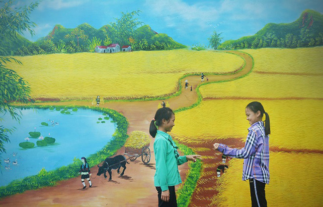 Những bức tranh trở thành sân chơi đầy màu sắc của lũ trẻ trong xóm.