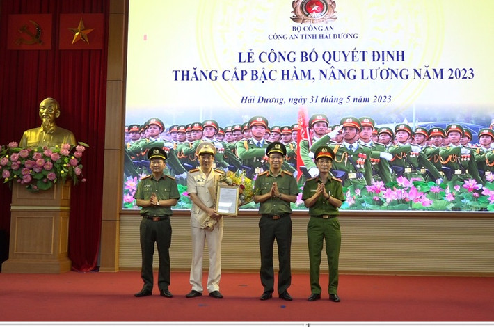 Đại tá Bùi Mạnh Hùng, Phó Giám đốc Công an tỉnh Hải Dương: Trong đợt này, Thượng tá Bùi Mạnh Hùng, Phó Giám đốc Công an tỉnh Hải Dương được thăng cấp bậc hàm lên Đại tá.