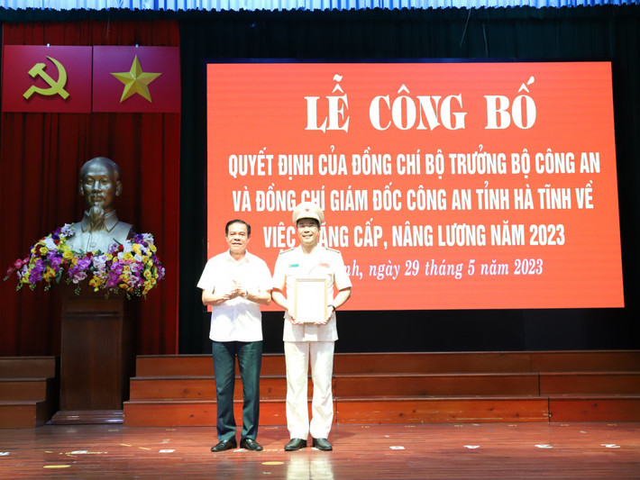 Đại tá Nguyễn Hồng Phong – Giám đốc Công an tỉnh Hà Tĩnh: Ngày 29/5 Công an Hà Tĩnh đã tổ chức lễ Công bố quyết định thăng cấp bậc hàm, nâng bậc lương năm 2023. Trong đợt này, Thượng tá Nguyễn Hồng Phong - Ủy viên BTV Tỉnh ủy, Giám đốc Công an tỉnh Hà Tĩnh được thăng quân hàm, nâng bậc lương từ thượng tá lên đại tá.