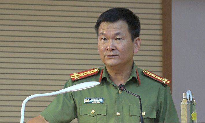 Đại tá Bùi Quang Bình - Giám đốc Công an tỉnh Hải Dương: Ngày 31/5, Công an tỉnh Hải Dương tổ chức Lễ công bố và trao quyết định thăng cấp bậc hàm, nâng lương năm 2023. Thượng tá Bùi Quang Bình - Giám đốc Công an tỉnh Hải Dương được thăng cấp bậc hàm lên Đại tá. Ông Bình được thăng cấp bậc hàm trước niên hạn 1 năm do đã đạt được những thành tích xuất sắc trong quá trình công tác.