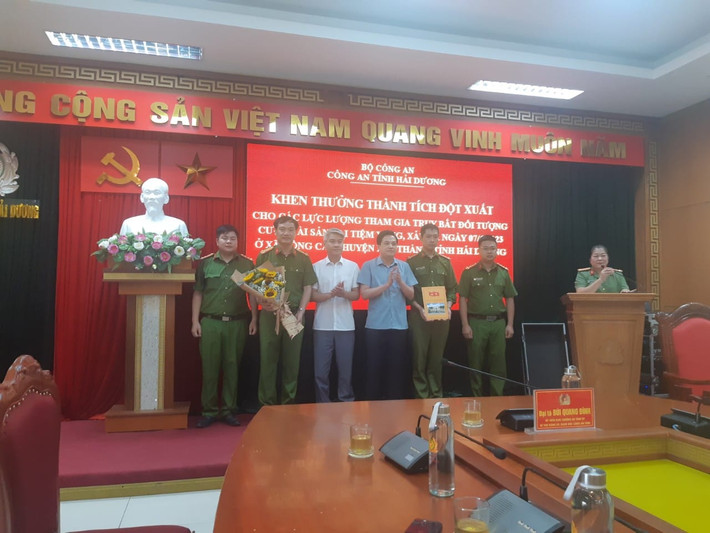 Chiều 8/6, Giám đốc Công an tỉnh Hải Dương đã khen thưởng nóng ngay cho các tập thể, cá nhân lập thành tích xuất sắc nhanh chóng bắt giữ 2 nghi phạm cướp tiệm vàng trên. Bí thư Huyện ủy, Chủ tịch UBND huyện thưởng nóng cho Công an huyện Kim Thành và Công an xã Đồng Cẩm.