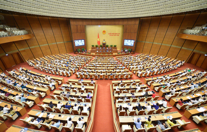 Địa phương bố trí vốn làm dự án giao thông là cần thiết: Nêu quan điểm về việc một số tỉnh đề nghị có cơ chế dùng ngân sách địa phương để đầu tư, mở rộng dự án giao thông, Bộ trưởng Nguyễn Văn Thắng nói: “Theo quy định Luật Ngân sách và Luật Giao thông đường bộ, tuyến cao tốc, quốc lộ thuộc trách nhiệm đầu tư của Bộ GTVT, còn tỉnh lộ trở xuống thuộc trách nhiệm địa phương. Một năm ngân sách Trung ương giao cho Bộ chỉ đáp ứng 66% cho nhu cầu. Trong bối cảnh ngân sách Trung ương có hạn mà địa phương có khả năng bố trí được, việc để địa phương cùng Trung ương đầu tư nâng cấp là rất cần thiết”.