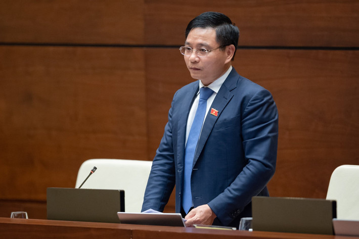 Bộ GTVT ủng hộ tiếp tục dự án đường sắt Yên Viên - Cái Lân: “Dự án đường sắt này là sự nhức nhối của cử tri tỉnh Quảng Ninh. Dự án trước đây đã phê duyệt và triển khai từ năm 2005, nhưng do khó khăn về ngân sách nên năm 2011 phải dừng lại theo Nghị quyết 11 của Chính phủ. Vừa qua, Bộ GTVT đã tính toán, nghiên cứu kỹ lưỡng trên cơ sở ý kiến của tư vấn thấy rằng tuyến đường này rất cấp thiết. Bộ đã tham mưu để ban hành Nghị quyết của Chính phủ về phát triển đường sắt, trình Bộ Chính trị và trong Kết luận 49 của Bộ Chính trị đã yêu cầu tuyến đường sắt này phải được triển khai trước năm 2030. Bộ GTVT ủng hộ tiếp tục hoàn thiện tuyến đường sắt Yên Viên - Cái Lân”.