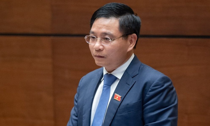 Chuyển 6 hồ sơ sang công an: Trả lời chất vấn về việc một số địa phương, công tác quản lý đào tạo, sát hạch, cấp đổi giấy phép lái xe còn hạn chế, Bộ trưởng Nguyễn Văn Thắng cho biết: “vừa qua Bộ GTVT đã thanh tra toàn diện nội dung này tại 63 tỉnh thành, ghi nhận một số bất cập. Khi phát hiện, tôi đã chỉ đạo Thanh tra Bộ xử lý nghiêm, chuyển 6 hồ sơ sang cơ quan công an để điều tra, làm rõ”, Bộ trưởng nói và cho biết, Bộ GTVT khẩn trương chỉ đạo, sửa đổi các văn bản, thông tư liên quan nhằm siết chặt quản lý, khắc phục các tồn tại.