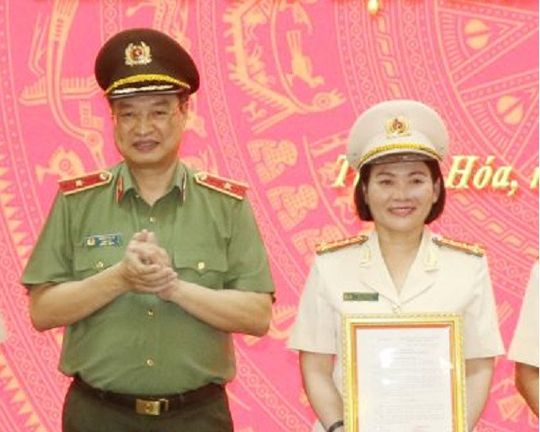 Nữ Phó Giám đốc Công an tỉnh Thanh Hóa được nâng lương: Bộ trưởng Bộ Công an đã ký quyết định nâng bậc lương vượt khung lần 2 cấp bậc đại tá đối với bà Phan Thị Hường - Phó Giám đốc Công an tỉnh Thanh Hóa.