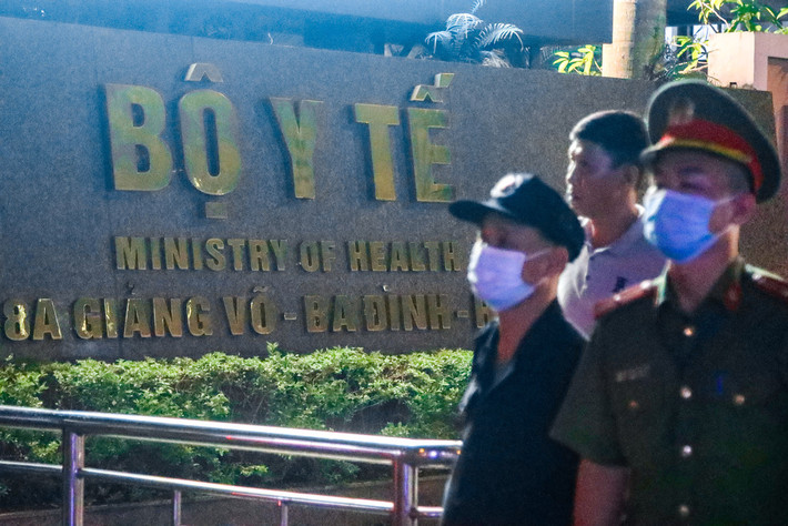 Theo đó, ngày 2/3/2020, ông Đặng Đức Anh gửi email cá nhân cho Bộ KHCN (không có chữ ký, không đóng dấu) xác nhận các bộ sinh phẩm của Học viện Quân y đạt tiêu chuẩn độ nhạy, độ đặc hiệu, tính ổn định trong thử nghiệm phát hiện SARS-CoV-2. Đây chỉ là tài liệu cá nhân trao đổi với cá nhân, không có giá trị pháp lý, không phải tài liệu của Viện trưởng Viện vệ sinh dịch tễ Trung ương gửi Bộ KHCN, thế nhưng trên cơ sở này Bộ KHCN thành lập Hội đồng đánh giá, nghiệm thu Đề tài giai đoạn 1 trái quy định.