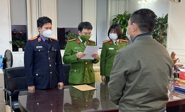 Khi đó, Cơ quan Cảnh sát điều tra Bộ Công an đã làm rõ sai phạm trong việc Công ty Việt Á bán kit xét nghiệm Covid cho CDC Hải Dương thông qua 0 hợp đồng với tổng giá trị 151 tỷ đồng, Phan Quốc Việt đã chi tiền % ngoài hợp đồng cho Phạm Duy Tuyến - Giám đốc CDC Hải Dương số tiền gần 30 tỷ đồng.