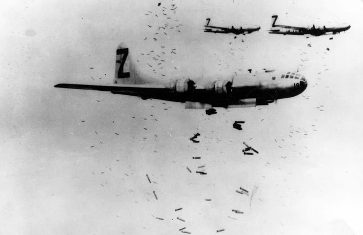 Sự kiện Mỹ ném bom hạt nhân xuống 2 thành phố Hiroshima và Nagasaki không phải là sự kiện kinh hoàng nhất trong Chiến tranh thế giới 2. Trên thực tế, Chiến dịch ném bom cháy Meetinghouse của Mỹ xuống Tokyo mới là sự kiện rùng rợn nhất trong cuộc chiến đẫm máu này.