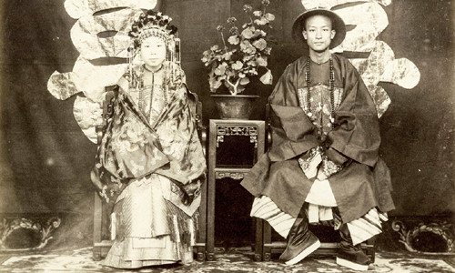 Thomas Child là một trong số khoảng 100 người sống tại Bắc Kinh cuối thời nhà Thanh. Ông đã chụp được khoảng 200 bức ảnh giá trị về triều đại cuối cùng ở Trung Quốc. Trong ảnh là đám cưới truyền thống của Zeng Jifen và Nie ji Gui. Zeng Jifen là con gái một quan chức có địa vị cao trong triều đại nhà Thanh.