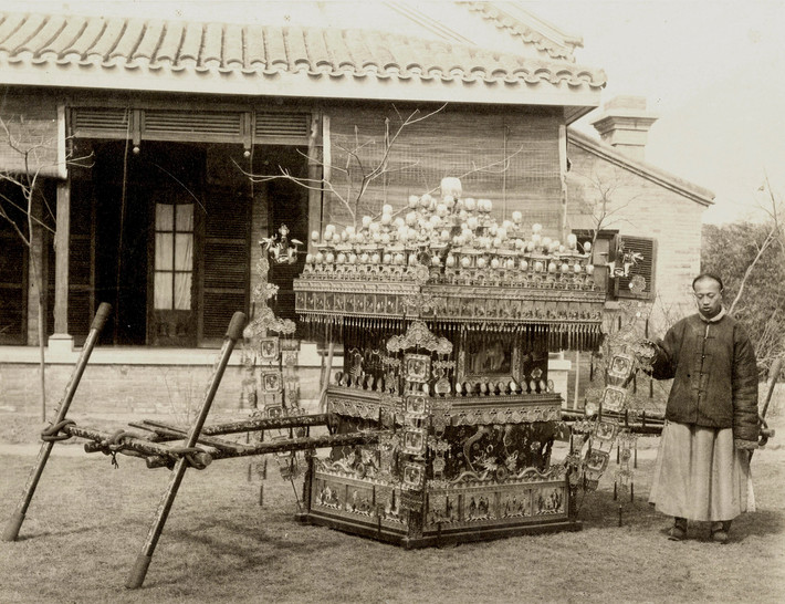 Đây là chiếc kiệu hoa dành cho cô dâu trong ngày cưới.