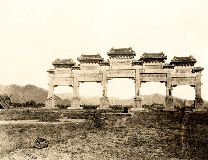 Lối vào Thập Tam Lăng - nơi yên nghỉ của các hoàng đế nhà Minh - nằm ở chân núi Thiên Thọ thuộc huyện Xương Bình, cách Bắc Kinh 50 km về phía tây bắc.