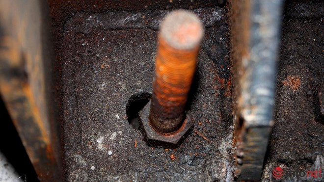 Một con ốc giữ trụ thép với thanh xà tại nền cầu vượt.