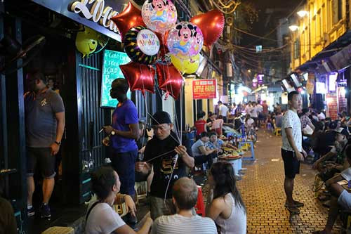 Trung bình, một quả bóng bay có giá từ 30 – 50.000 đồng/ quả. Nhiều người chơi không biết rằng họ vừa mất tiền lại vừa mang theo những quả “bom di động” lơ lửng trên đầu và có thể phát nổ bất cứ lúc nào.