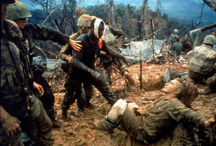 Bức ảnh nổi tiếng của Larry Burrows chụp Jeremiah Purdie - sĩ quan thủy quân lục chiến Mỹ với băng trắng trên đầu, đi về phía đồng đội bị thương sau trận giao tranh ở khu vực phi quân sự vào tháng 10/1966.