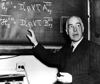 Theo chia sẻ của nhà khoa học Bohr, ông từng nằm mơ ngồi trên Mặt Trời cùng với tất cả các hành tinh bay xung quanh nó trên một sợi dây thừng nhỏ.