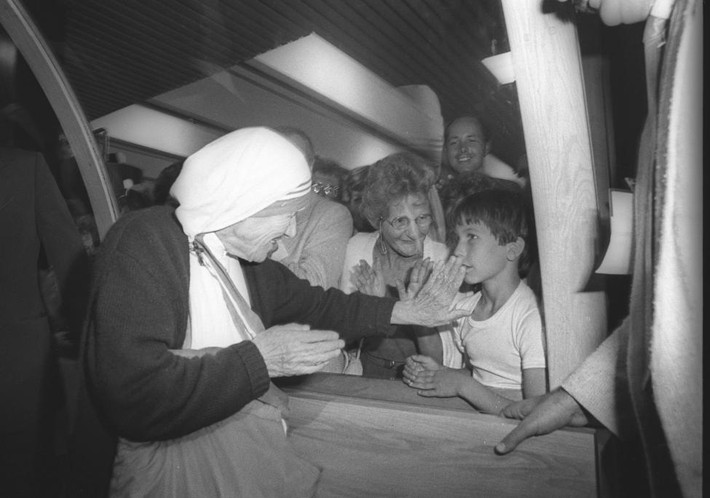 Mẹ Teresa được hàng trăm người, trong đó có cả các em nhỏ chào đón khi bước xuống sân bay Quebec ngày 10/6/1986.