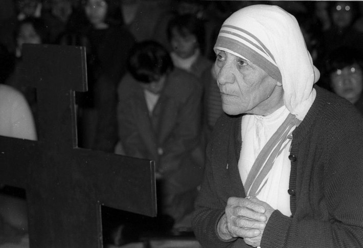 Mẹ Teresa chắp tay cầu nguyện tại nhà thờ St. Francis of Assisi, Hong Kong ngày 14/1/1985.
