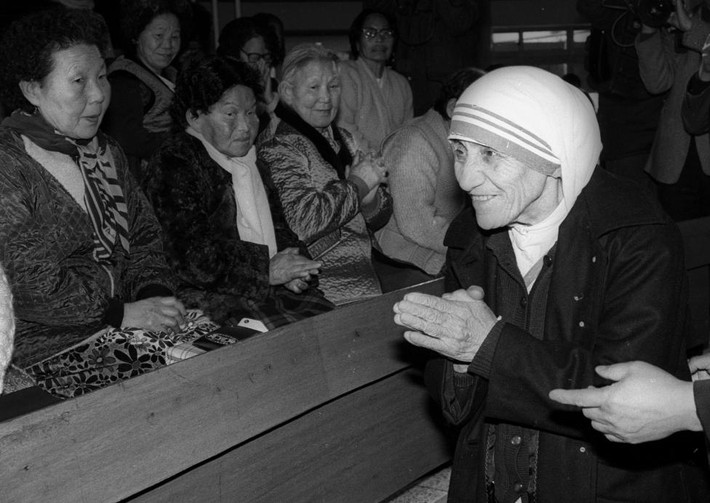 Mẹ Teresa của Calcutta, Ấn Độ nổi tiếng thế giới khi dành trọn cuộc đời cống hiến cho người nghèo. Trong ảnh là Mẹ Teresa gặp những người mắc bệnh hủi khi đến thăm một nhà thờ ở Shinhung, Hàn Quốc ngày 27/1/1985.