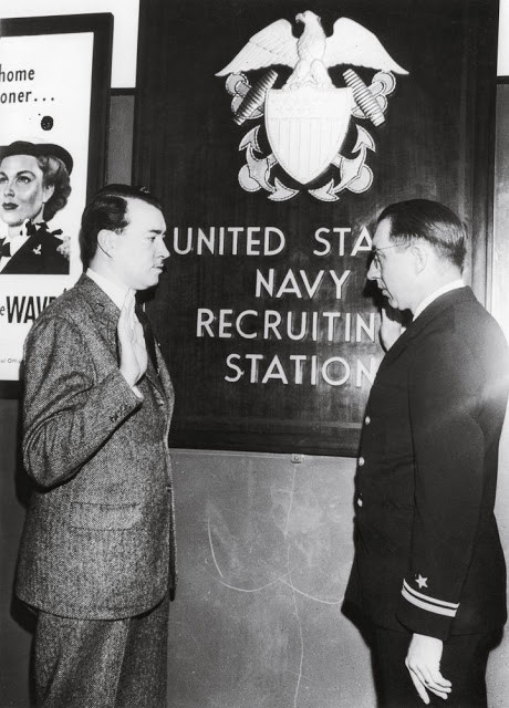 Tuy nhiên, do có quan hệ huyết thống với trùm phát xít Hitler nên công việc của Patrick Hitler không được thuận lợi. Trong Chiến tranh thế giới 2, Patrick Hitler (bên trái ảnh) từng phê phán người chú độc tài của mình và tình nguyện gia nhập lực lượng Hải quân Mỹ trong cuộc chiến chống lại trùm phát xít Hitler.
