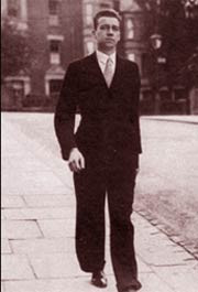 Thuở nhỏ, Patrick Hitler sống ở thành phố Liverpool (Anh). Tuy nhiên, cuộc sống của người cháu trai của Hitler hoàn toàn đảo lộn sau khi một bài báo viết về mối quan hệ giữa anh với nhà độc tài Đức quốc xã xuất bản năm 1931.