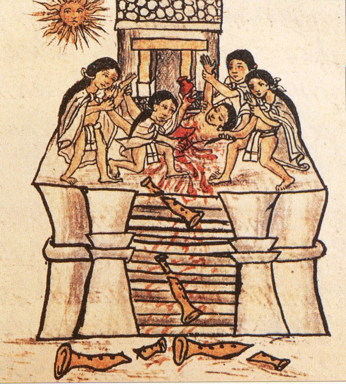 Một buổi lễ hiến tế có thể có một cho đến hàng ngàn nạn nhân. Người Aztec thực hiện nghi lễ hiến tế tại đền thờ trên đỉnh một kim tự tháp. Theo đó, thầy tu sẽ dùng dao rạch từ cổ xuống bụng họ, moi tim vật tế và dâng lên các vị thần trước khi bị ném vào lửa. Thi thể còn lại sau này sẽ bị chặt ra và ném xuống dưới hầm của đền thờ.