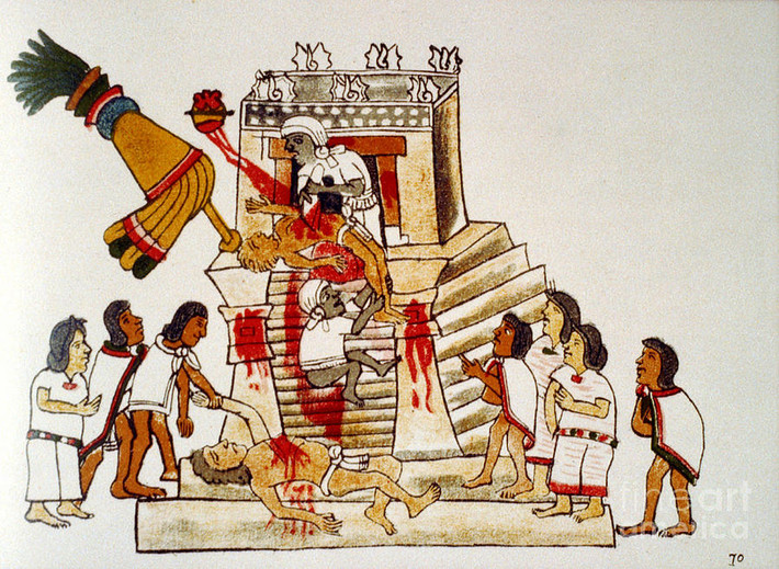 2. Người Aztec có niềm tin tôn giáo mạnh mẽ. Theo đó, họ thờ hàng ngàn vị thần. Người Aztec tin rằng việc hiến tế người cho thần linh là điều cần thiết.