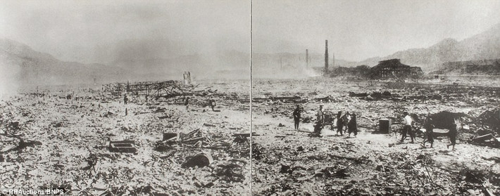 Ngày 9/8/1945, Mỹ thả quả bom nguyên tử thứ hai xuống thành phố Nagasaki, Nhật Bản. Vụ nổ vũ khí hạt nhân này khiến Nagasaki chìm trong tan hoang và chết chóc với khoảng 40.000 người chết tại chỗ khi bom nguyên tử rơi xuống.