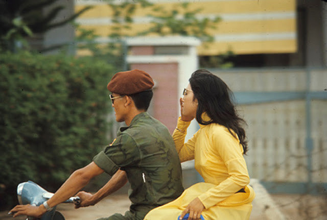 Vẻ đẹp truyền thống của phụ nữ Việt Nam trong trang phục áo dài.