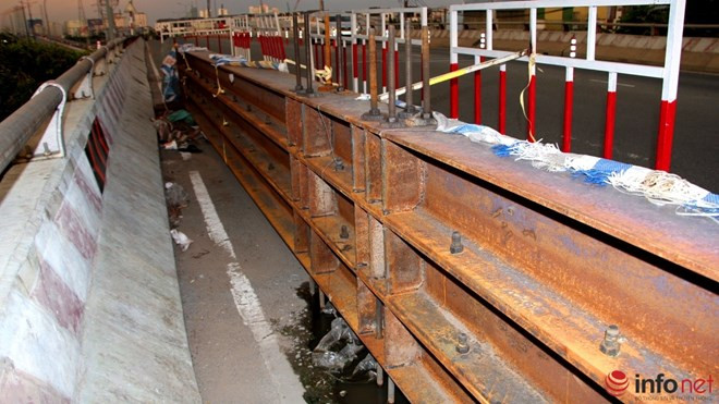 Trên mặt cầu cũng được đặt một thanh xà thép dài khoảng 20m.