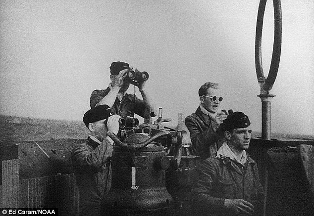 Vào thời điểm gặp nạn, tàu ngầm U-576 dưới sự chỉ huy của Hans Dieter Heinicke - 29 tuổi.