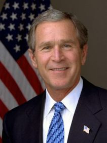 Tổng thống thứ 43 trong lịch sử Mỹ George W. Bush có chỉ chỉ số IQ là 124,88. Ông đã tốt nghiệp Đại học Yale danh giá và trở thành người đứng đầu nước Mỹ từ năm 2001 - 2009.