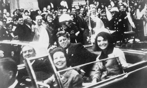 Tổng thống Mỹ John F. Kennedy cùng đệ nhất phu nhân Kennedy ở Dallas. Ngay sau đó, ông chủ Nhà Trắng bị ám sát ngay trên đường phố Dallas ngày 22/11/1963.