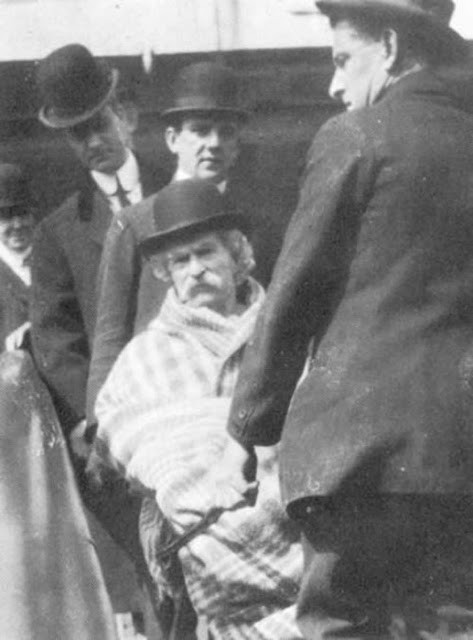 Nhà văn Mark Twain chụp bức ảnh này trước khi qua đời vì cơn đau tim.