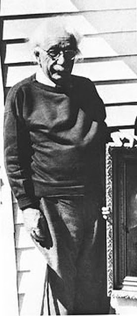 Nhà khoa học Albert Einstein tại nhà riêng ở New Jersey. Bức ảnh này được chụp 1 tháng trước khi thiên tài Einstein qua đời. Ông là một trong những người nổi tiếng có ảnh hưởng lớn đến cuộc sống của nhân loại.