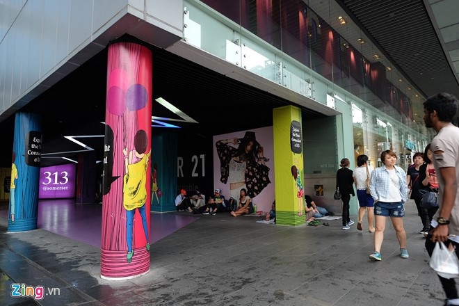 Đến 16/9, iPhone 7 và 7 Plus mới lên kệ tại các thị trường lớn, trong đó có Singapore. Tuy nhiên, từ sáng 14/9, nhiều nhóm khách nhỏ đến từ Việt Nam đã có mặt ở điểm bán. Tại trung tâm mua sắm Somerset trên đường Orchard, khu vực trống này được bố trí cho những người xếp hàng mua iPhone 7.